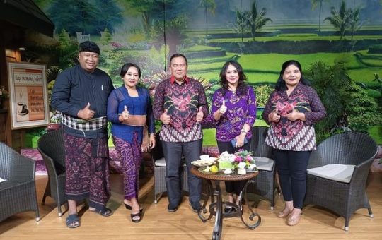 Kasubdit Pemberdayaan Masyarakat BNPT, Kolonel (czi.) Rahmad Suhendro, bersama Nyoman Cahayawati (Kesbangpol Prov. Bali) dan I Gusti Ayu Putri Kartika (FKPT Bali) saat mengisi dialog interaktif di TVRI Denpasar