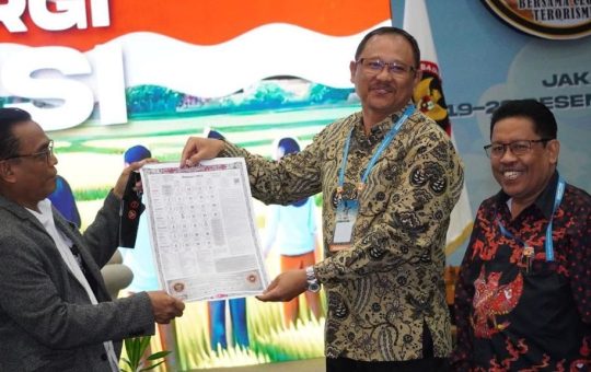 SERAHKAN KALENDER: Ketua FKPT Bali Ngurah Wiryanta menyerahkan Kalender Bali sebagai kearifan lokal masyarakat Bali kepada Direktur Pencegahan BNPT Prof. Dr. Irfan Idris. (Foto: ist)
