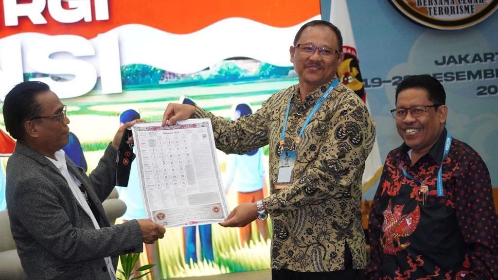 SERAHKAN KALENDER: Ketua FKPT Bali Ngurah Wiryanta menyerahkan Kalender Bali sebagai kearifan lokal masyarakat Bali kepada Direktur Pencegahan BNPT Prof. Dr. Irfan Idris. (Foto: ist)